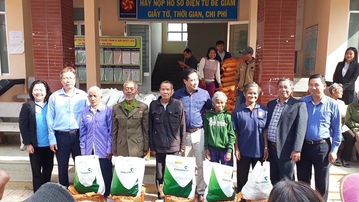 Thăm và tặng quà tết Nguyên đán cho các gia đình có hoàn cảnh khó khăn tại xã Sơn Bình huyện Khánh Sơn