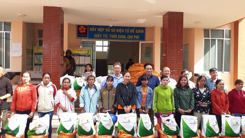 Thăm và tặng quà tết Nguyên đán cho các gia đình có hoàn cảnh khó khăn tại xã Sơn Bình huyện Khánh Sơn