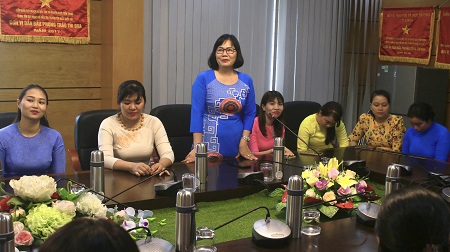 Bà Nguyễn Thị Mai Chi đại diện chị em phụ nữ chia sẻ tại buổi tọa đàm  