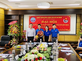 Đồng chí Nguyễn Quang Huy, Bí thư Đảng ủy trao tặng hoa Ban Chấp hành mới nhiệm kì 2022-2024 ra mắt Đại hội