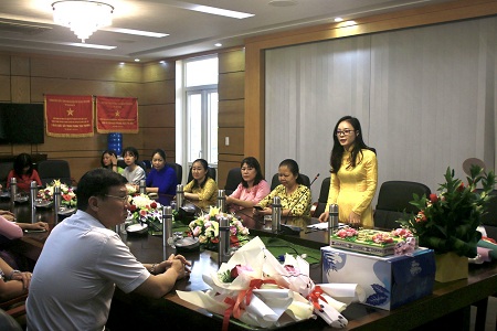 Bà Hà Thị Long - Trưởng ban Nữ công chủ trì tọa đàm kỷ niệm