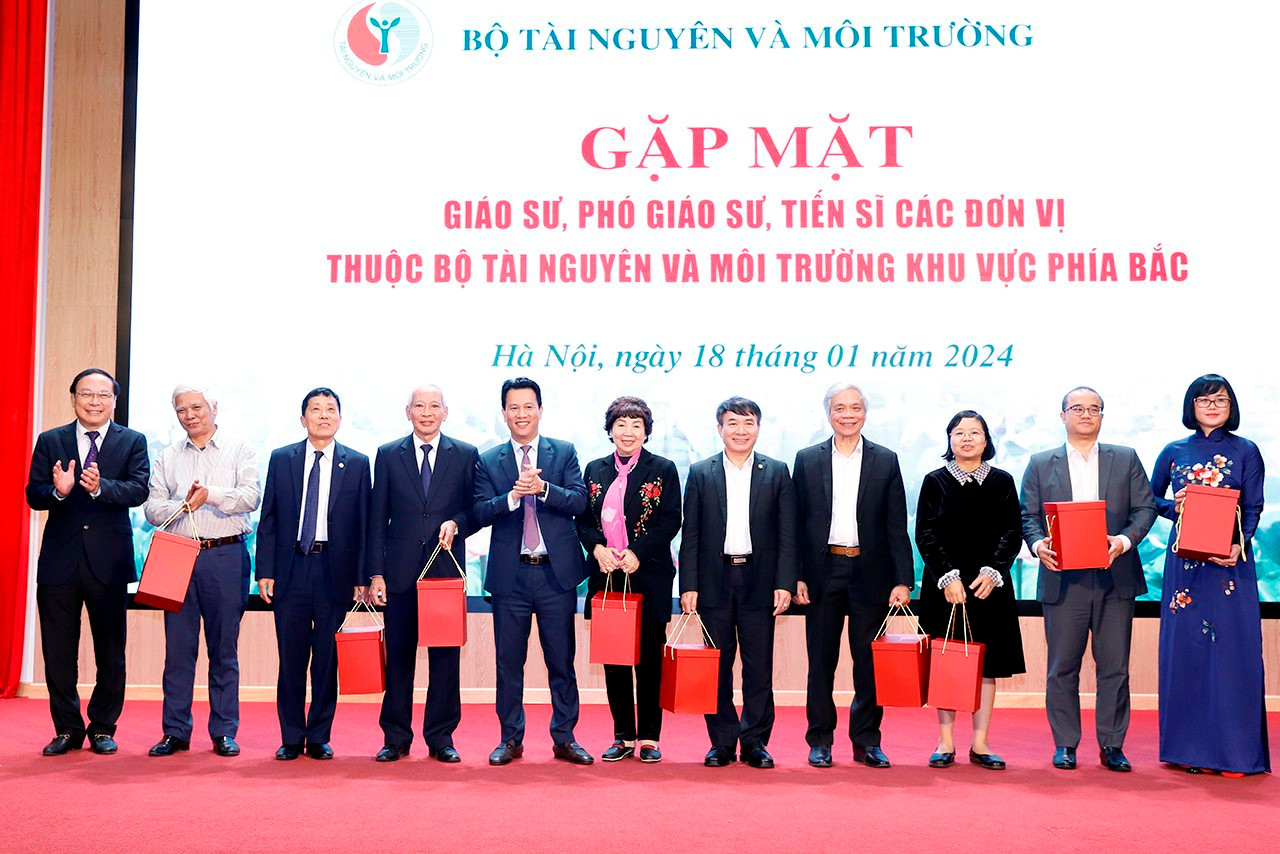 small-20240118-bo-truong-gap-mat-cac-nha-hoa-hoc-bo-tnmt-3.jpg