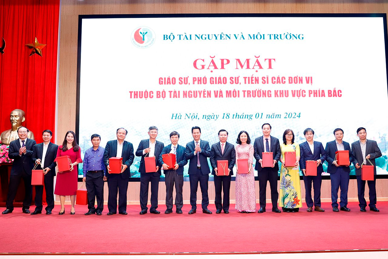 small-20240118-bo-truong-gap-mat-cac-nha-hoa-hoc-bo-tnmt-4.jpg