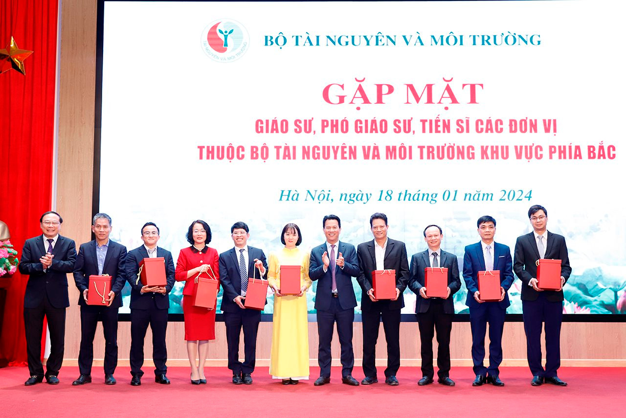 small-20240118-bo-truong-gap-mat-cac-nha-hoa-hoc-bo-tnmt-5.jpg