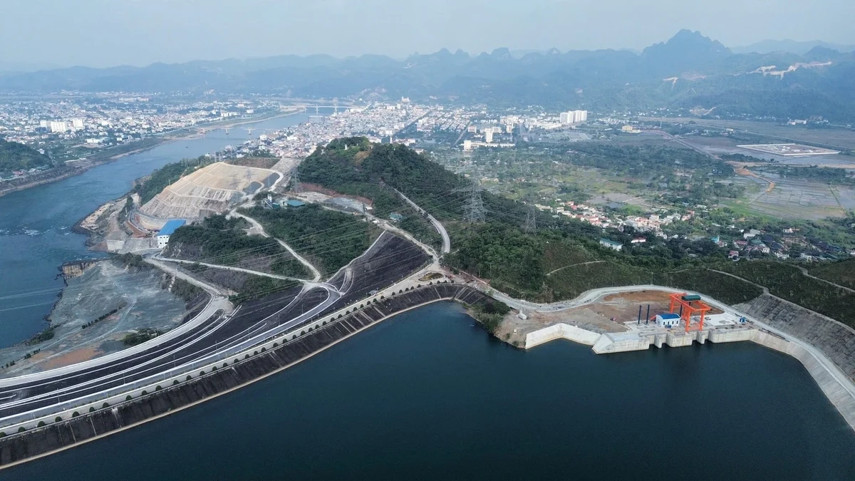 toan-canh-thuy-dien-hoa-binh-mr-223509-414-171114.webp